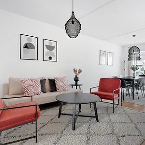  Apartment Sanders Arena - Precious Three-bedroom Close To Metro Station